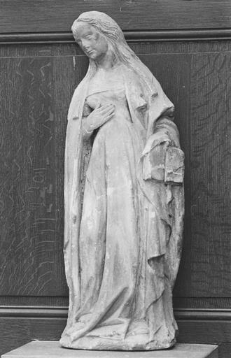 statue : une sainte au livre, pierre - © Ministère de la Culture (France), Médiathèque du patrimoine et de la photographie (objets mobiliers), tous droits réservés