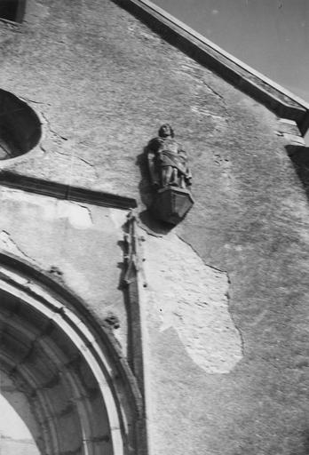 saint : saint François (?), en façade de l'église
