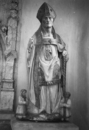 groupe sculpté : saint évêque entre deux orants, pierre polychrome