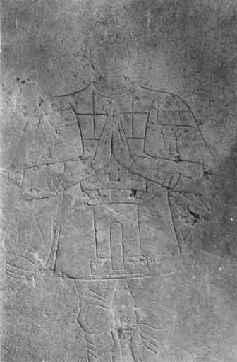 dalle funéraire de Jean de Ferrières mort en 1492, fragment, pierre