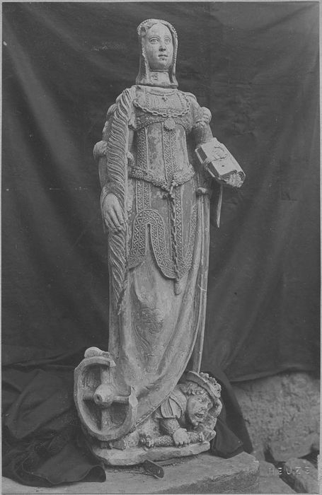 statue : sainte Catherine, vue générale