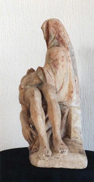 groupe sculpté : Vierge de Pitié, profil gauche