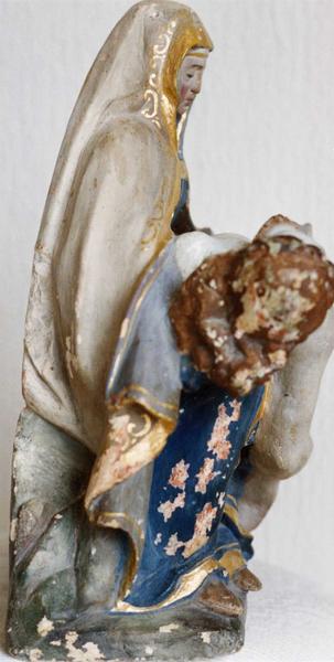 groupe sculpté : Vierge de Pitié, profil gauche
