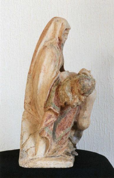 groupe sculpté : Vierge de Pitié, profil droit