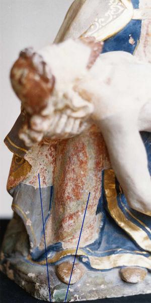 groupe sculpté : Vierge de Pitié, profil droit