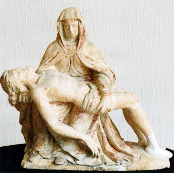 groupe sculpté : Vierge de Pitié, détail avant retouche