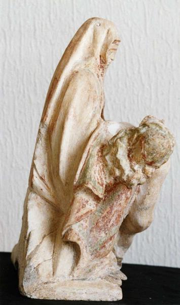 groupe sculpté : Vierge de Pitié, détail avant retouche