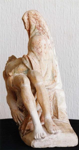 groupe sculpté : Vierge de Pitié, détail avant retouche