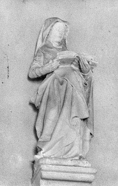 statue : sainte au livre