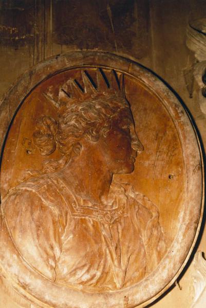 bas-relief (médaillon) : Sainte Reine
