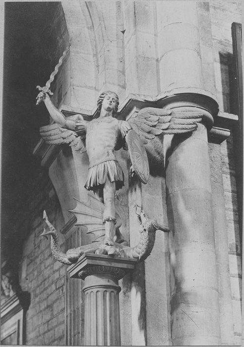 statue : saint Michel terrassant le démon, vue générale - © Ministère de la Culture (France), Médiathèque du patrimoine et de la photographie, diffusion RMN-GP