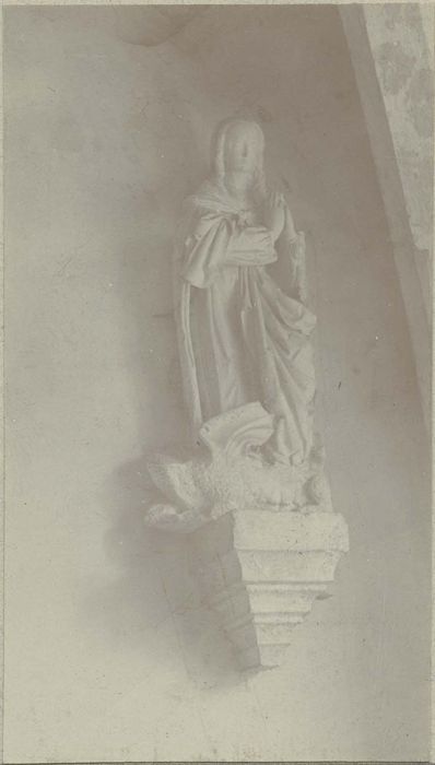 statue : sainte Marguerite d'Antioche, vue générale