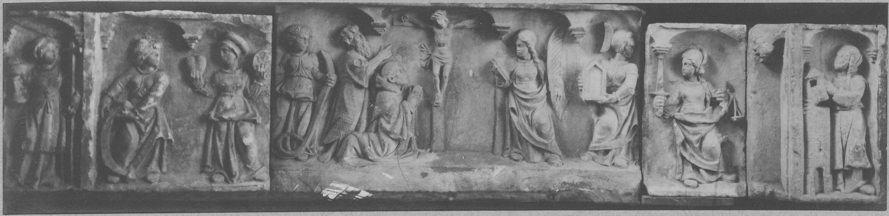 bas-relief : la Crucifixion et les Vertus, vue générale