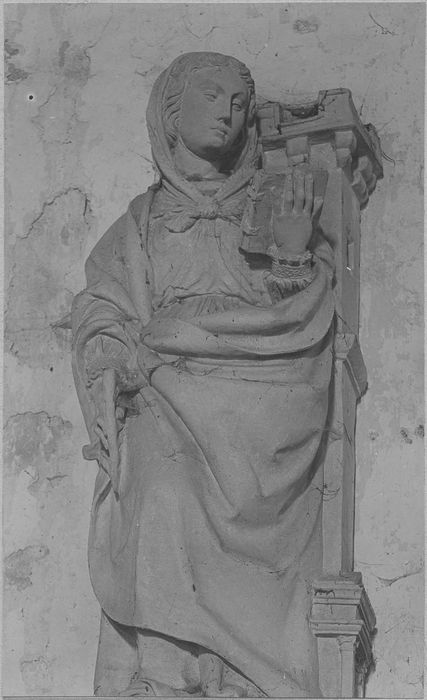 statue : sainte Barbe, vue partielle