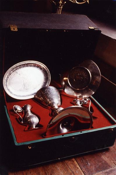 chapelle de Henri Emmery (calice, patène, 2 burettes et leur plateau), vue générale - © Ministère de la Culture (France), Médiathèque du patrimoine et de la photographie (objets mobiliers), tous droits réservés