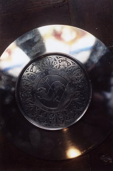 chapelle de Henri Emmery (calice, patène, 2 burettes et leur plateau), vue générale de la patène - © Ministère de la Culture (France), Médiathèque du patrimoine et de la photographie (objets mobiliers), tous droits réservés