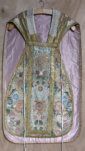 ornement blanc : chasuble, vue générale