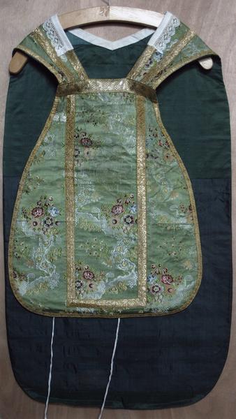 ornement vert : chasuble, vue générale