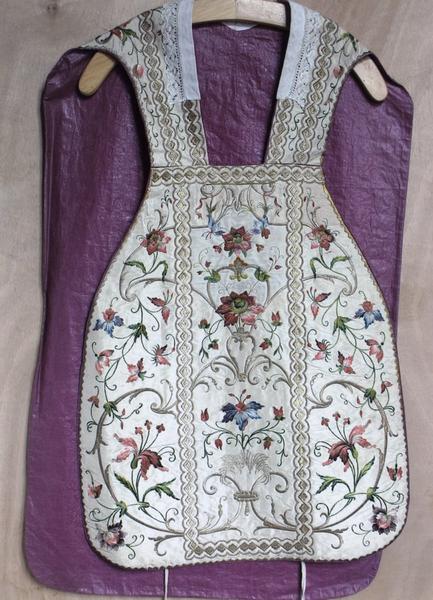 ornement blanc : chasuble, vue générale