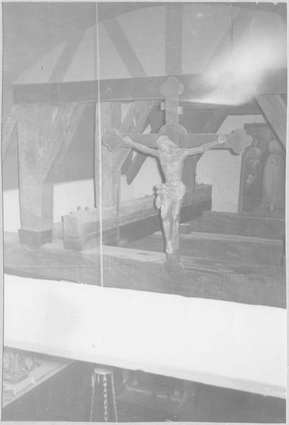 statue : Christ en croix, vue générale