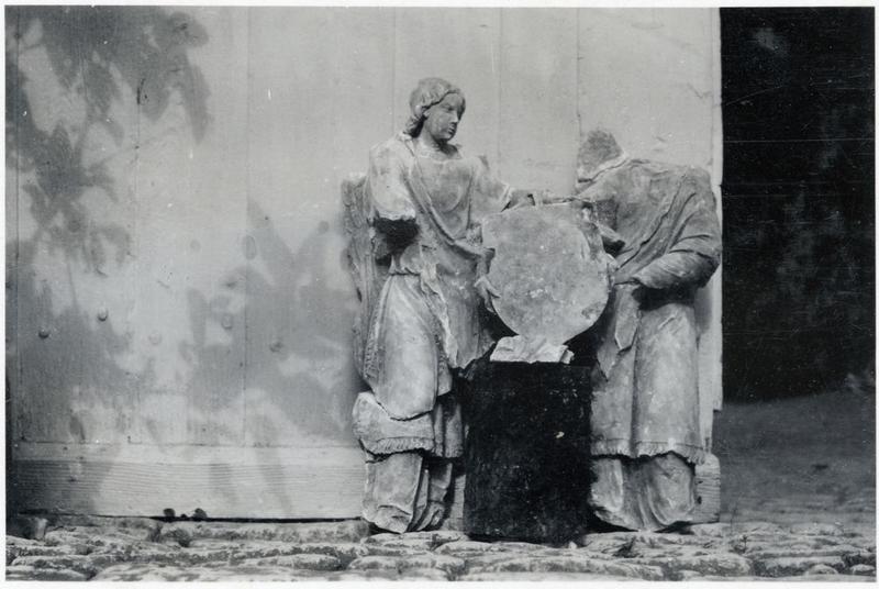 groupe sculpté : deux anges tenant un écusson, vue générale