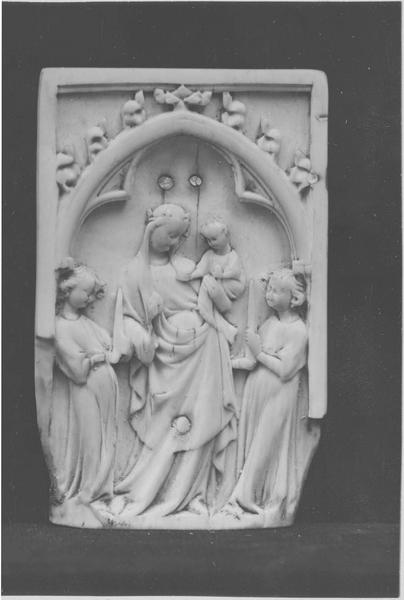 relief : Vierge à l'Enfant entre deux anges, vue générale - © Ministère de la Culture (France), Médiathèque du patrimoine et de la photographie (objets mobiliers), tous droits réservés