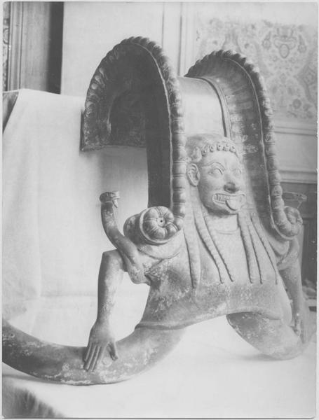 objet découvert dans le tumulus de Vix : cratère, détail