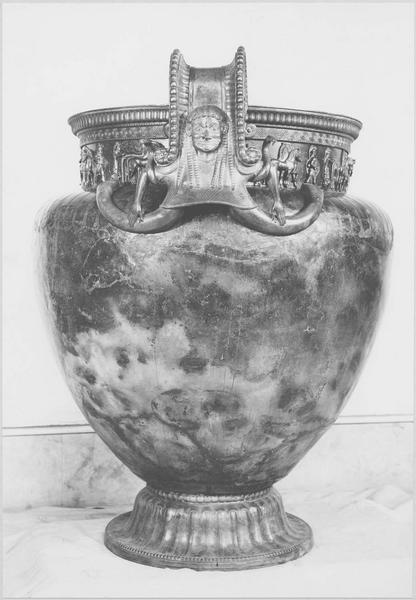 objet découvert dans le tumulus de Vix : cratère, vue générale