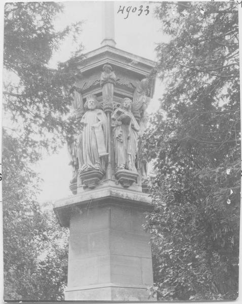 croix monumentale dite la Belle Croix, réplique du puits de Moïse de la chartreuse de Champmol, vue générale