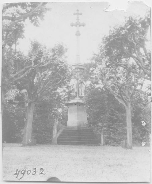 croix monumentale dite la Belle Croix, réplique du puits de Moïse de la chartreuse de Champmol, vue générale