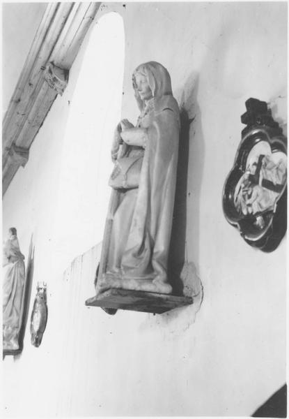 Statue : une sainte