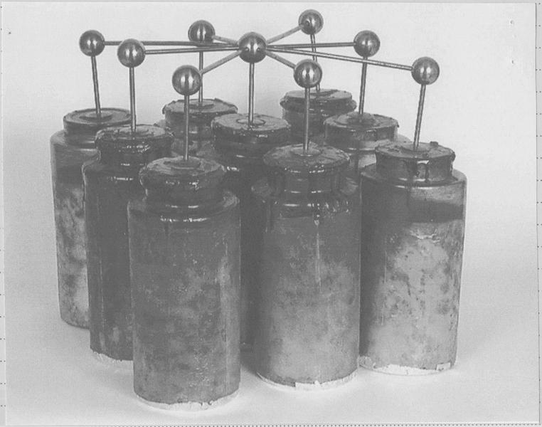 Instrument de démonstration en électrostatique : batterie de condensateurs à 9 jarres (bouteilles de Leyde), vue générale