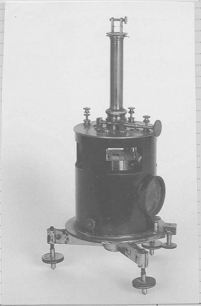 Instrument de mesure des charges électrostatiques : électromètre à quadrants de Mascart, vue générale