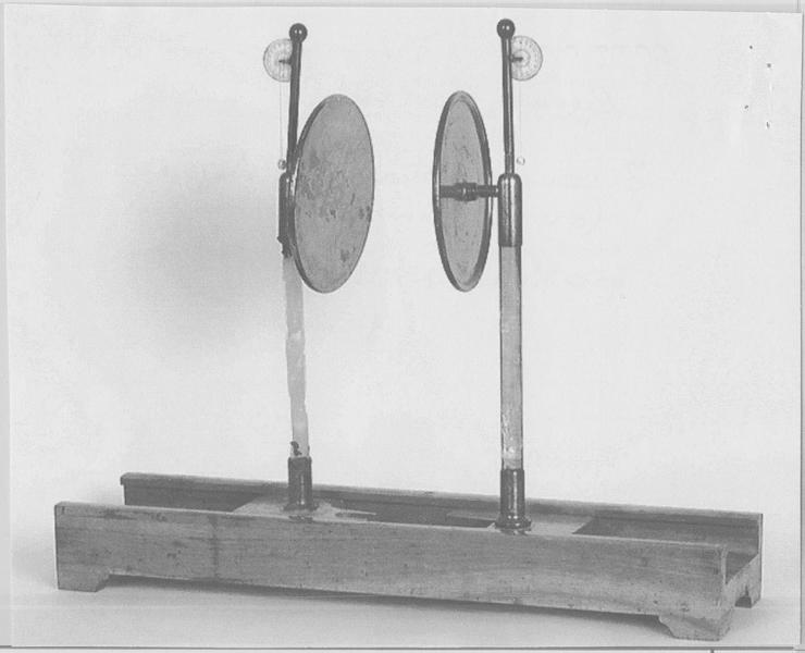 instrument de démonstration en électrostatique : condensateur d'Aepinus (ou Oepinus), vue générale