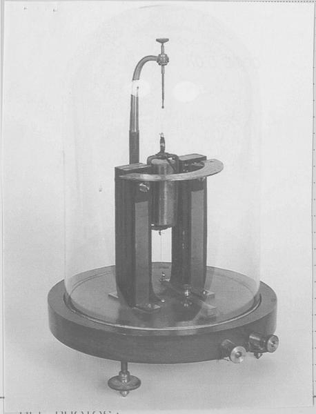 Instrument de mesure électromagnétique : galvanomètre à cadre mobile de Déprez et d'Arsonval, vue générale