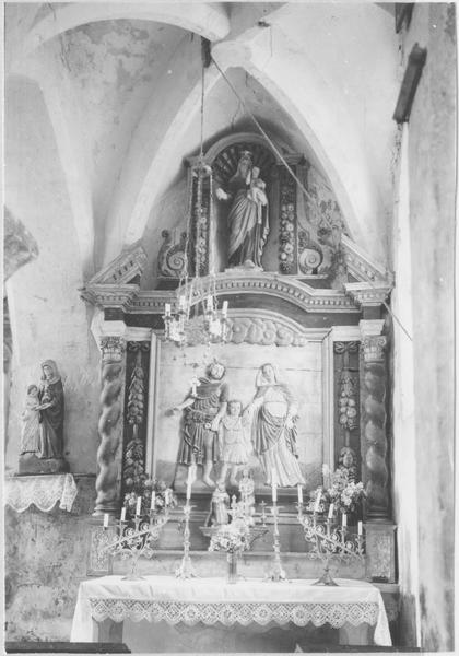 Retable latéral sud avec statue et bas-reliefs : Jésus enfant entre la Vierge et saint Joseph