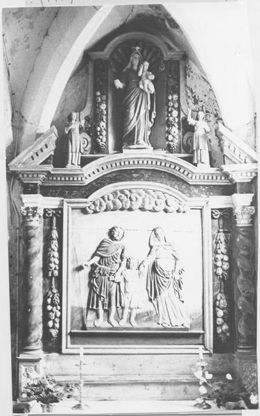 retable latéral sud avec statue et bas-reliefs : Jésus enfant entre la Vierge et saint Joseph, vue générale