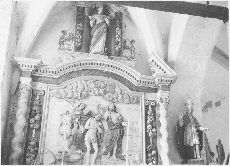 autel latéral nord et son retable architecturé avec statue et bas-relief : le Baptême du Christ, vue partielle