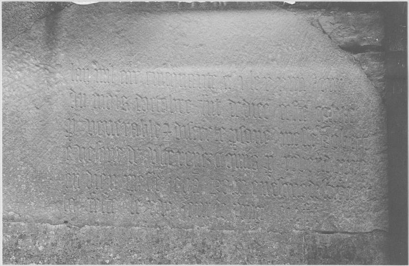 plaque commémorative de la dédicace de l'église, vue générale