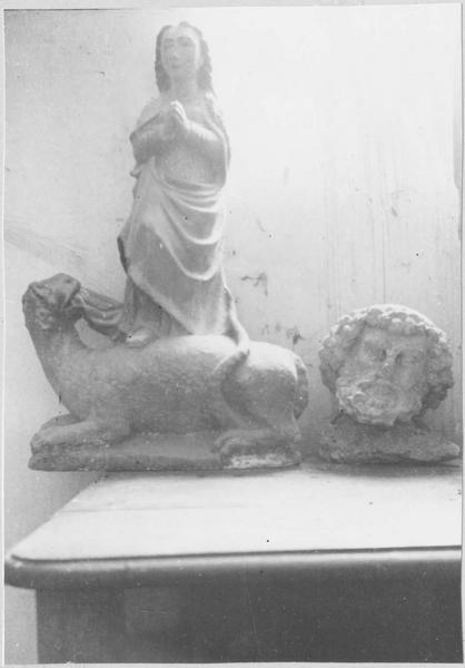 Statue : sainte Marguerite