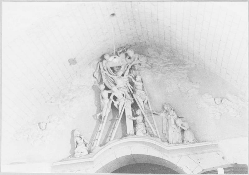 relief : la Descente de Croix, vue générale