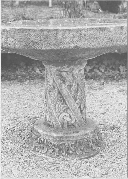 colonne et chapiteau, vue générale - © Ministère de la Culture (France), Médiathèque du patrimoine et de la photographie (objets mobiliers), tous droits réservés