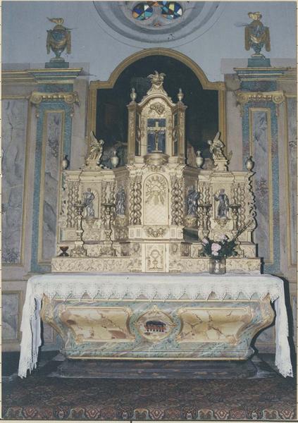 ensemble du maître-autel : autel, 2 gradins, tabernacle et exposition, lambris de revêtement formant retable, vue générale