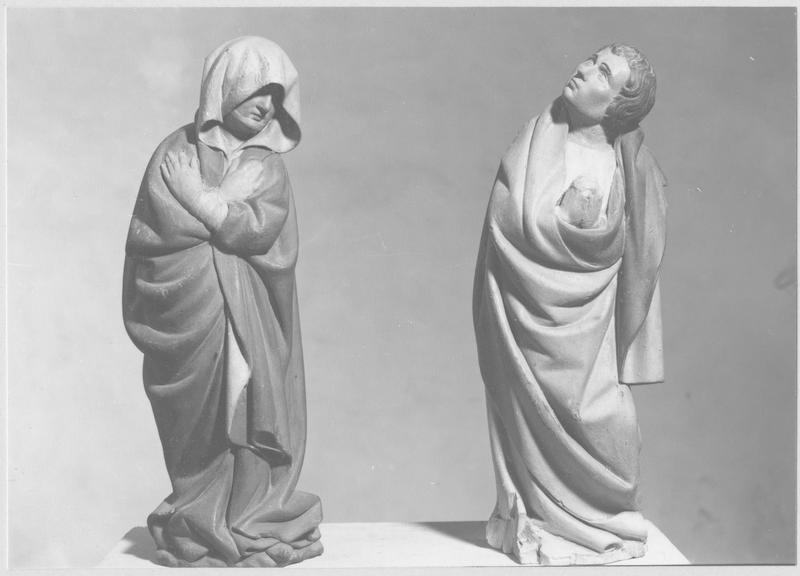 deux statues provenant d'un calvaire : la Vierge et saint Jean l'évangéliste, vue générale