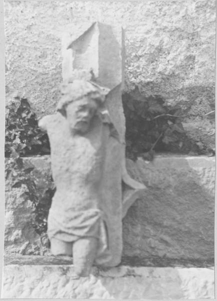 croix de cimetière : Christ en croix (fragment), vue générale - © Ministère de la Culture (France), Médiathèque du patrimoine et de la photographie (objets mobiliers), tous droits réservés
