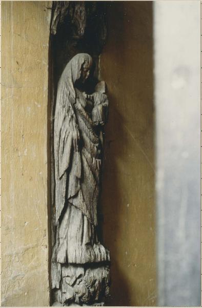 statue du poteau-cornier : Vierge à l'Enfant, vue générale