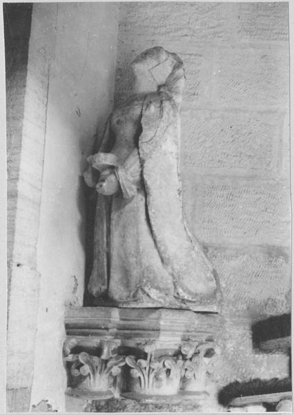 statue : donatrice en prière, vue générale