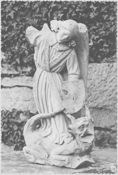statue : saint Michel terrassant le dragon, vue générale - © Ministère de la Culture (France), Médiathèque du patrimoine et de la photographie (objets mobiliers), tous droits réservés