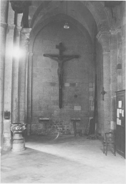 statue : Christ en croix, vue générale