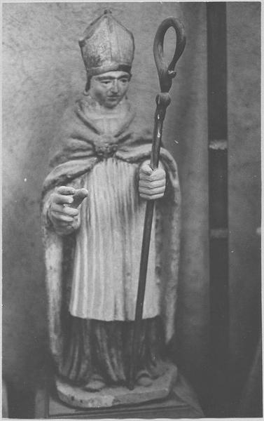 statue : un abbé mitré, vue générale